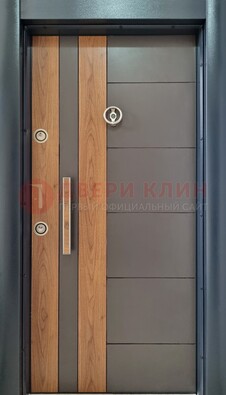 Коричневая входная дверь c МДФ панелью ЧД-01 в частный дом в Краснознаменске