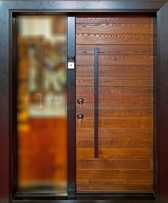 Коричневая входная дверь c МДФ панелью и стеклом ЧД-38 в частный дом в Краснознаменске