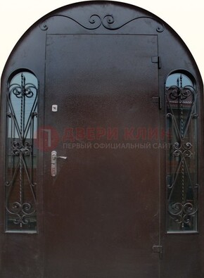 Арочная дверь со стеклом и ковкой ДА-16 под старину в Краснознаменске