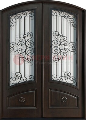 Арочная дверь со стеклом и ковкой ДА-33 в загородный дом в Краснознаменске