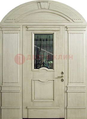 Белая входная дверь массив со стеклом и ковкой ДА-49 в Краснознаменске