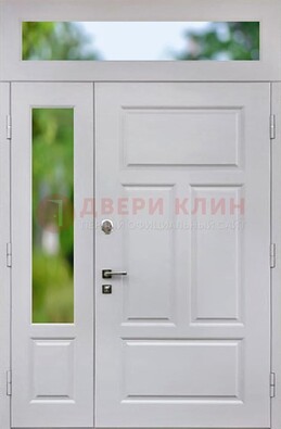 Белая полуторная железная дверь со стеклом и фрамугами ДФГ-10 в Краснознаменске