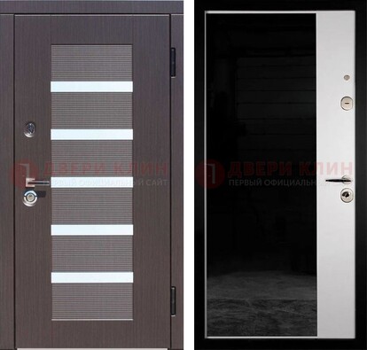 Железная коричневая дверь МДФ с темной стеклянной вставкой внутри ДМ-315 в Краснознаменске