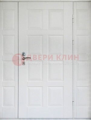 Белая входная дверь для коттеджа с МДФ ДМ-536 в Краснознаменске