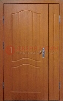 Коричневая двухстворчатая тамбурная дверь с МДФ ДМ-538 в Краснознаменске