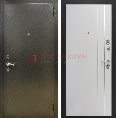 Железная темная дверь с порошковым покрытием и белая МДФ с молдингами  ДП-296 в Краснознаменске