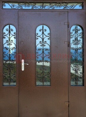 Железная парадная дверь со стеклом и ковкой ДПР-16 для общественных зданий в Краснознаменске