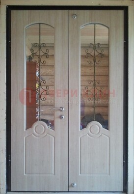 Парадная дверь со стеклянными вставками и ковкой ДПР-23 в деревянный дом в Краснознаменске