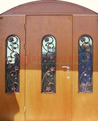 Парадная дверь со стеклянными вставками и ковкой ДПР-28 в общественное здание в Краснознаменске