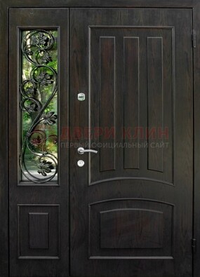 Парадная дверь со стеклянными вставками и ковкой ДПР-31 в кирпичный дом в Краснознаменске