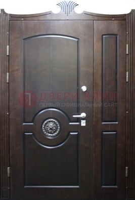 Коричневая парадная дверь с украшением ДПР-52 с утеплением в Краснознаменске