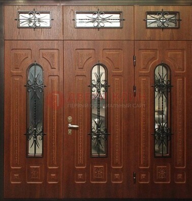 Парадная дверь с металлическими вставками и ковкой ДПР-72 в дом в Краснознаменске