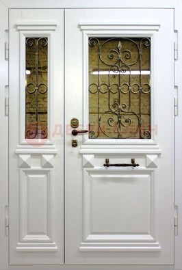 Белая парадная металлическая дверь со стеклом и ковкой ДПР-83 в Краснознаменске