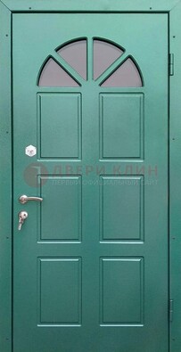 Зеленая стальная дверь со стеклом для дома ДС-28 в Краснознаменске