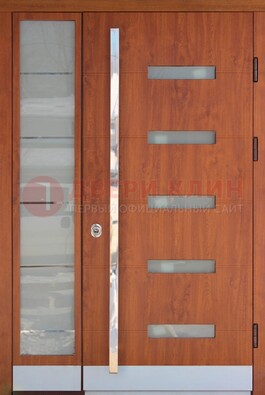 Коричневая металлическая дверь со стеклом ДС-72 в Краснознаменске