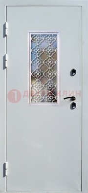 Серая металлическая дверь со стеклом и ковкой ДС-75 в Краснознаменске