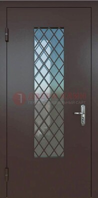 Темная металлическая дверь с решеткой и стеклом ДС-7 в Краснознаменске