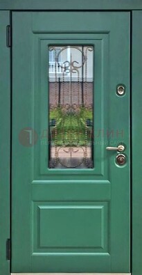 Зеленая металлическая дверь со стеклом и ковкой ДСК-113 в Краснознаменске