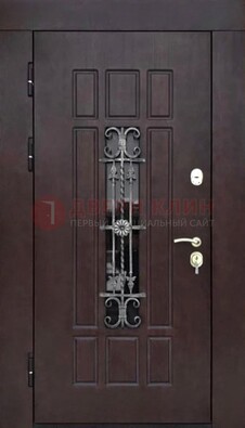 Коричневая уличная дверь со стеклом и ковкой ДСК-114 в Краснознаменске