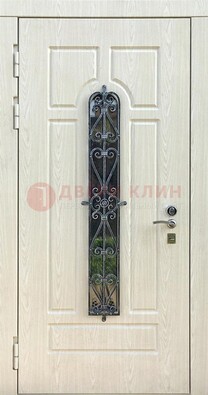 Светлая стальная дверь со стеклом и ковкой ДСК-118 в Краснознаменске