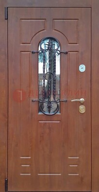 Темная железная дверь со стеклом и ковкой в коричневом цвете ДСК-154 в Краснознаменске