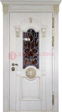 Белая железная дверь со стеклом и ковкой для кирпичного дома ДСК-155 в Краснознаменске
