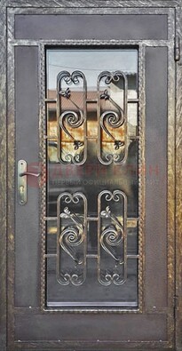 Коричневая наружная дверь порошок со стеклом и ковкой ДСК-160 в Краснознаменске