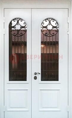 Белая стальная дверь стекло с ковкой и филенкой ДСК-201 в Краснознаменске