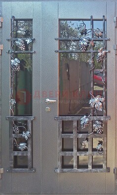 Распашная уличная дверь Порошок со стеклом и ковкой ДСК-221 в Краснознаменске
