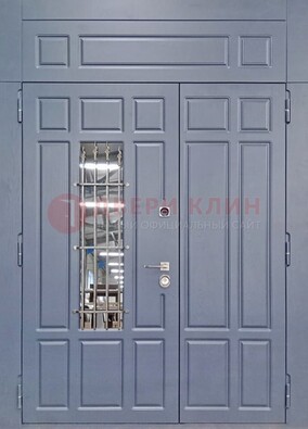 Серая двухстворчатая дверь Винорит со стеклом и ковкой ДСК-234 RAL 7024 в Краснознаменске