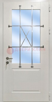 Белая простая железная дверь Винорит со стеклом и ковкой ДСК-257 в Краснознаменске