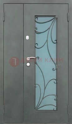 Двухстворчатая железная дверь со стеклом и ковкой ДСК-40 в Краснознаменске