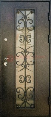 Входная дверь Дверь со стеклом и ковкой черного цвета ДСК-76 для веранды в Краснознаменске