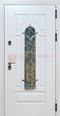 Белая остекленная металлическая дверь с ковкой ДСК-98 в Краснознаменске