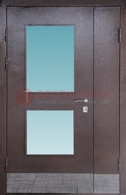 Коричневая тамбурная дверь со стеклянными вставками ДТМ-21 в Краснознаменске
