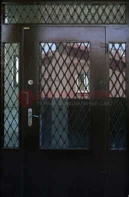 Коричневая тамбурная дверь со стеклянными вставками и ковкой ДТМ-32 в Краснознаменске