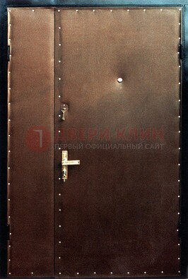 Коричневая тамбурная дверь с оформлением ДТМ-40 в Лыткарино