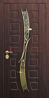 Уличная темная филенчатая дверь с виноритом и ковкой ДВТ-142 в Краснознаменске