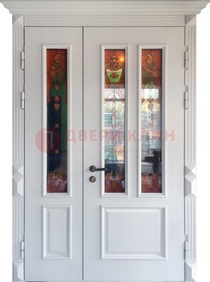 Белая полуторная металлическая дверь с витражом ВЖ-12 в Краснознаменске