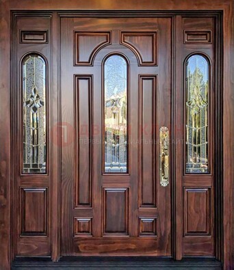 Железная классическая дверь с массивом дуба и витражом ВЖ-18 в Краснознаменске