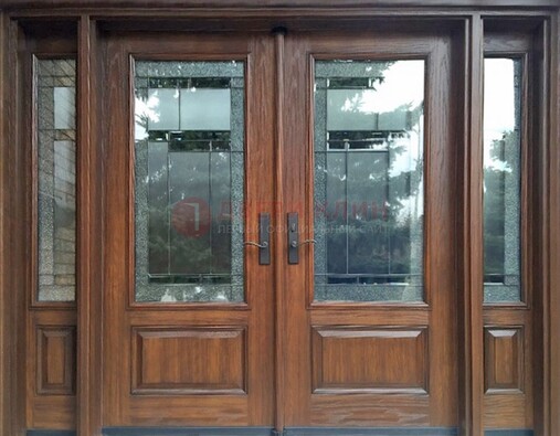 Распашная стальная дверь с массивом с витражом и фрамугами ВЖ-21 в Краснознаменске