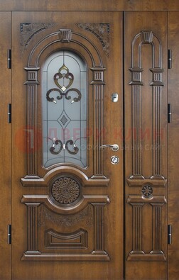 Коричневая двухстворчатая железная дверь с МДФ и витражом ВЖ-32 в Краснознаменске