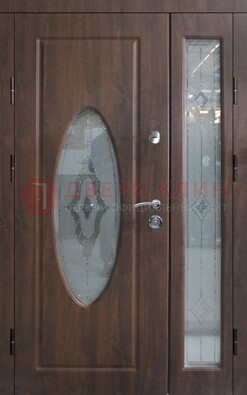 Коричневая двухстворчатая железная дверь с МДФ и витражом ВЖ-33 в Краснознаменске